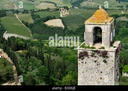 Ein Blick auf den Glockenturm in dem mittelalterlichen Dorf von San Gimignano Toskana in Italien Stockfoto
