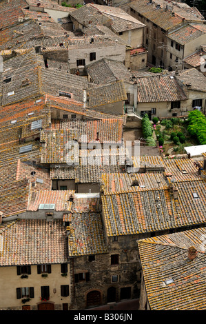 Ein Blick über die Dächer über das mittelalterliche Dorf von San Gimignano Toskana Italien von Torre Grossa Stockfoto