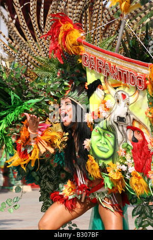 Brasilien Tanz Tänzer bei der Boi Bumba zeigen Parintins Karneval, Brasilien, Südamerika Stockfoto