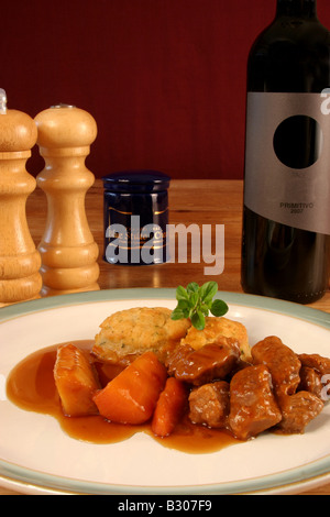 Rindfleisch-Eintopf und Knödel Essen Stockfoto