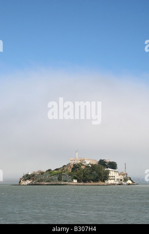 Gefängnis Insel Alcatraz in der San Francisco Bay, Kalifornien; der Marin Headlands sind eingehüllt in Nebel hinter sich. Stockfoto