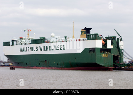 Auto-Transporter-Schiff im Hafen von Bremerhaven, Bremen, Deutschland. Stockfoto