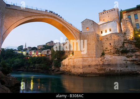 Mostar, Bosnien-Neretva-Flusses. Mostar, Stari Most, Peace Bridge am Fluss Neretva beleuchtet am Abend Nachbildung des 16. Jahrhundert Stein Brücke zerstörte durch kroatische Beschuss im Jahr 1993 und 2004 neu eröffnet Stockfoto