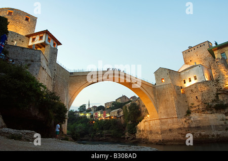 Mostar, Bosnien-Neretva-Flusses. Mostar, Stari die meisten Peace Bridge am Fluss Neretva beleuchtet am Abend Nachbildung des 16. Jahrhundert Stein Brücke zerstörte durch kroatische Beschuss im Jahr 1993 und 2004 neu eröffnet Stockfoto