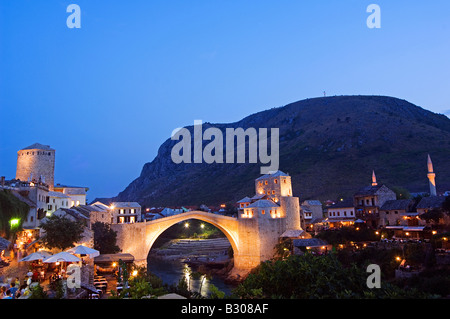 Bosnien, Fluss Neretva, Mostar. Der Balkan Bosnien Mostar Stari die meisten Peace Bridge am Fluss Neretva beleuchtet am Abend Nachbildung des 16. Jahrhundert Stein Brücke zerstörte durch kroatische Beschuss im Jahr 1993 und 2004 neu eröffnet Stockfoto