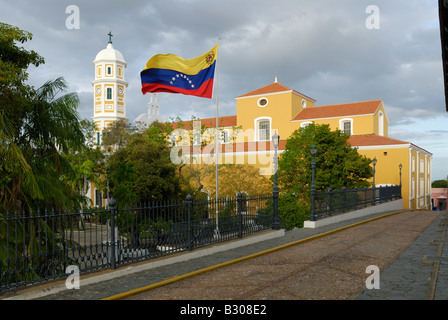 Kathedrale und Flagge Altstadt Ciudad Bolivar, Venezuela, Südamerika Stockfoto