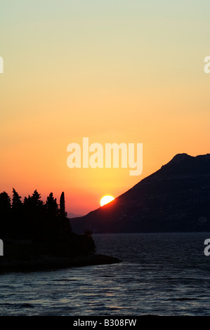 Kroatien, Dalmatien Küste, Insel Korcula. Dalmatiens Küste Insel Korcula Sonnenuntergang über der Bucht Stockfoto