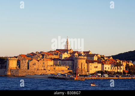 Kroatien, Dalmatien Küste, Insel Korcula. Dalmatiens Küste Insel Korcula Strandpromenade Blick auf den Hafen der mittelalterlichen Altstadt Stockfoto