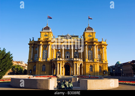 Kroatien, Zagreb. Kroatische nationale Theater neobarocke Architektur 1895 aus Ivan Mestrovics Skulptur Brunnen des Lebens Stockfoto