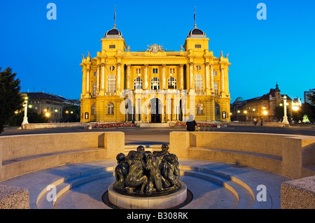 Kroatien, Zagreb. Kroatische nationale Theater neobarocke Architektur 1895 aus Ivan Mestrovics Skulptur Brunnen des Lebens Stockfoto