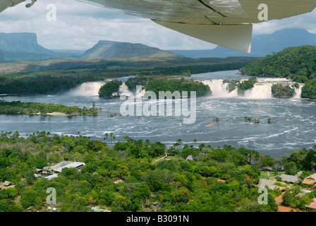 Wasserfälle in der Lagune von Canaima, Blick vom Flugzeug, Nationalpark, KUSAR TEPUY hinter, Venezuela, Südamerika Stockfoto