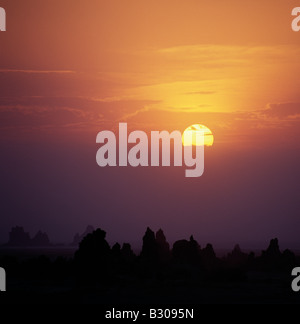 Djibouti, Lake Abbe. Sonnenuntergang über der Fumarolen von See Abbe.Lake Abbe, an der Grenze zwischen Äthiopien und Dschibuti, Stockfoto