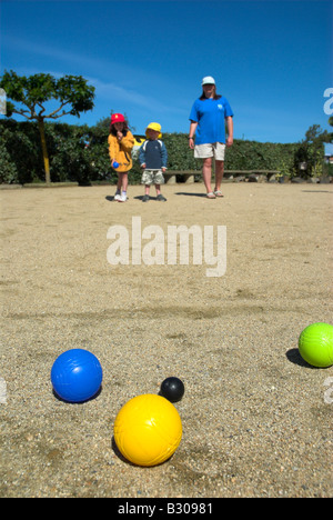 Familie spielen Boule auf Urlaub in Frankreich Stockfoto
