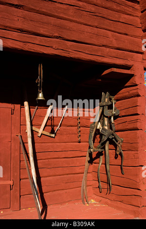 Alten Blockhütte im Norden von Schweden mit Pferdegeschirr an der Wand hängen Stockfoto