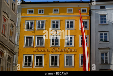 Gelbe Fassade des Mozart s Geburtsort Mozarts erst an der Getreidegasse Street im historischen Zentrum von Salzburg Österreich Stockfoto