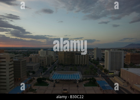 Anzeigen des Civic Plaza in Downtown Albuquerque, als die Sonne untergeht Stockfoto