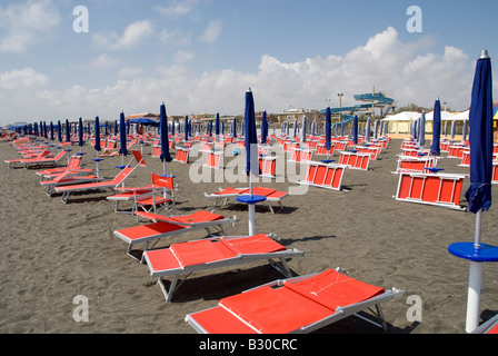 Badeort von Montalto di Marina am Mittelmeer. Gefaltete Sonnenschirme und Liegestühle Stockfoto