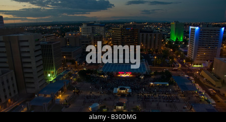 Ein Panorama der Sizzlin' Sommerfest stattfindenden Albuquerque Harry E Kinney Civic Plaza Stockfoto