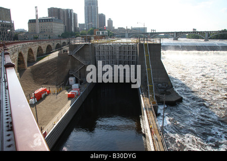 Dam-Lock auf dem Mississippi am St.-Anthony-Fälle in Minneapolis, MN USA. Stockfoto