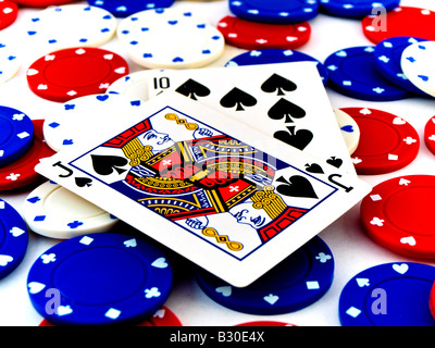 Rot weiß und blau Pokerchips und Black Jack auf weißem Hintergrund Stockfoto