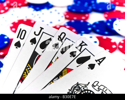 Rot weiß und blau Pokerchips und Royal Flush auf weißem Hintergrund Stockfoto
