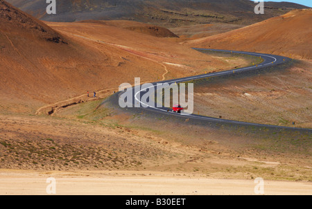 Eine Straße schlängelt sich durch die Hänge des Namafjall Ridge in Nord-Ost-Island Stockfoto