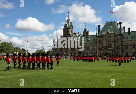 Königliche Wachablösung auf dem Parliament Hill, Ottawa, Kanada Stockfoto