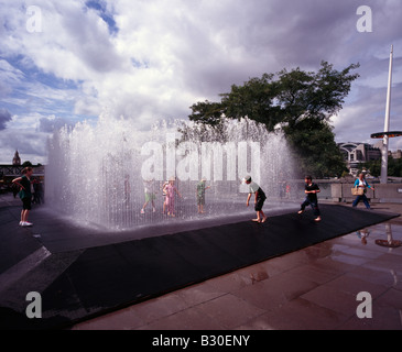 Kinder spielen in einer Wasserskulptur namens erscheinen Räume. Southbank Centre, Riverside Terrace, London, England, UK. Stockfoto