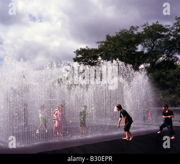 Kinder spielen in einer Wasserskulptur namens erscheinen Räume. Southbank Centre, Riverside Terrace, London, England, UK Stockfoto