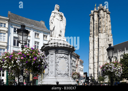 Statue von Margarete von Österreich und den Turm der St. Romboutskathedraal in der Grote Markt (Hauptplatz), Mechelen, Belgien Stockfoto