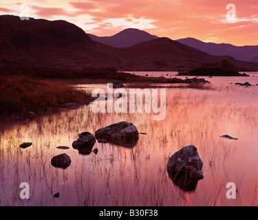 Sonnenuntergang über man Na h Achlaise in der Nähe von Rannoch Moor in den schottischen Highlands, Argyll und Bute, Scotland Stockfoto