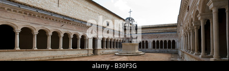 Die Abbazia di Santa Croce in Sassovivo in der Nähe von Foligno in Umbrien Italien. Benediktiner-Abtei an den Hängen des Mount Serrone es wurde von der Benediktiner-Kinder um das Jahr 1070, vermutlich von Monaco Meinhard, gegründet, die vielleicht aus Sitria Land an den Hängen des Monte Catria kam. La Costruzione Venne Basata Su Una Preesistente Rocca Fortificata Posseduta dai Monaldi, Donata al Monaco dal Proprietario di Allora, il Conte Ugolino di Uppello, in Precedenza vi Si Trovava Probabilmente un Santuario Umbro. Die Konstruktion basierte auf eine bereits vorhandene befestigte Festung von Monaldi, Dona kontrolliert Stockfoto