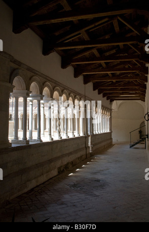 Die Abbazia di Santa Croce in Sassovivo in der Nähe von Foligno in Umbrien Italien. Benediktiner-Abtei an den Hängen des Mount Serrone es wurde von der Benediktiner-Kinder um das Jahr 1070, vermutlich von Monaco Meinhard, gegründet, die vielleicht aus Sitria Land an den Hängen des Monte Catria kam. La Costruzione Venne Basata Su Una Preesistente Rocca Fortificata Posseduta dai Monaldi, Donata al Monaco dal Proprietario di Allora, il Conte Ugolino di Uppello, in Precedenza vi Si Trovava Probabilmente un Santuario Umbro. Die Konstruktion basierte auf eine bereits vorhandene befestigte Festung von Monaldi, Dona kontrolliert Stockfoto