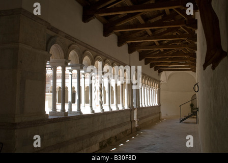 Die Abbazia di Santa Croce in Sassovivo in der Nähe von Foligno in Umbrien Italien. Benediktiner-Abtei an den Hängen des Mount Serrone es wurde von der Benediktiner-Kinder um das Jahr 1070, vermutlich von Monaco Meinhard, gegründet, die vielleicht aus Sitria Land an den Hängen des Monte Catria kam. La Costruzione Venne Basata Su Una Preesistente Rocca Fortificata Posseduta dai Monaldi, Donata al Monaco dal Proprietario di Allora, il Conte Ugolino di Uppello, in Precedenza vi Si Trovava Probabilmente un Santuario Umbro. Die Konstruktion basierte auf eine bereits vorhandene befestigte Festung von Monaldi, Dona kontrolliert Stockfoto