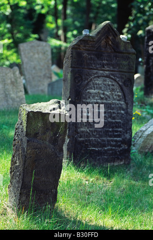Grabsteine in das alte jüdische Friedhof in Prag in der Tschechischen Republik Stockfoto