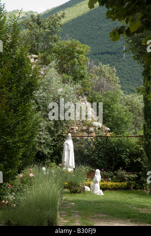 Die Abbazia di Santa Croce in Sassovivo in der Nähe von Foligno in Umbrien Italien. Benediktiner-Abtei an den Hängen des Mount Serrone es wurde von der Benediktiner-Kinder um das Jahr 1070, vermutlich von Monaco Meinhard, gegründet, die vielleicht aus Sitria Land an den Hängen des Monte Catria kam. La Costruzione Venne Basata Su Una Preesistente Rocca Fortificata Posseduta dai Monaldi, Donata al Monaco dal Proprietario di Allora, il Conte Ugolino di Uppello, in Precedenza vi Si Trovava Probabilmente un Santuario Umbro. Die Konstruktion basierte auf eine bereits vorhandene befestigte Festung von Monaldi, Dona kontrolliert Stockfoto