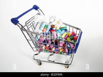 Warenkorb gefüllt mit Tabletten und Drogen-Blister Stockfoto