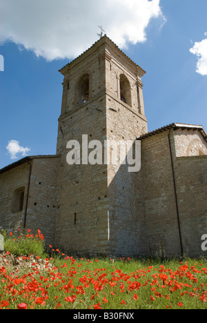 Die Abbazia di Santa Croce in Sassovivo in der Nähe von Foligno in Umbrien Italien. Benediktiner-Abtei an den Hängen des Mount Serrone es wurde von der Benediktiner-Kinder um das Jahr 1070, vermutlich von Monaco Meinhard, gegründet, die vielleicht aus Sitria Land an den Hängen des Monte Catria kam. La Costruzione Venne Basata Su Una Preesistente Rocca Fortificata Posseduta dai Monaldi, Donata al Monaco dal Proprietario di Allora, il Conte Ugolino di Uppello, in Precedenza vi Si Trovava Probabilmente un Santuario Umbro. Die Konstruktion basierte auf eine bereits vorhandene befestigte Festung von Monaldi, Dona kontrolliert Stockfoto