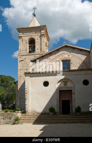 Die Abbazia di Santa Croce in Sassovivo in der Nähe von Foligno in Umbrien Italien. Benediktiner-Abtei an den Hängen des Mount Serrone es wurde von der Benediktiner-Kinder um das Jahr 1070, vermutlich von Monaco Meinhard, gegründet, die vielleicht aus Sitria Land an den Hängen des Monte Catria kam. La Costruzione Venne Basata Su Una Preesistente Rocca Fortificata Posseduta dai Monaldi, Donata al Monaco dal Proprietario di Allora, il Conte Ugolino di Uppello, in Precedenza vi Si Trovava Probabilmente un Santuario Umbro. Die Konstruktion basierte auf eine bereits vorhandene befestigte Festung von Monaldi, Dona kontrolliert Stockfoto