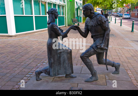 ROBIN HOOD und MAID MARION Statue im Dorf von Edwinstowe Nottinghamshire England UK EU Stockfoto