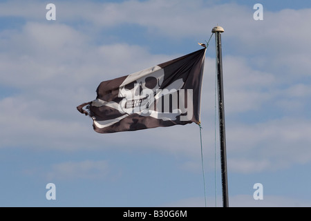 Piraten Piratenflagge Totenkopf in starker Wind fliegen Stockfoto