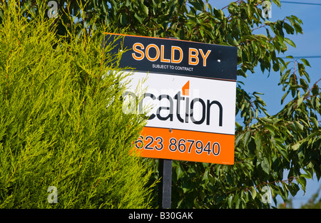 Verkauft Haus im Dorf von Edwinstowe Nottinghamshire England UK EU Schild Stockfoto