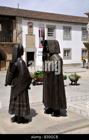 Portugal. Miranda do Douro. Statuen von Mann und Frau mit Tracht. Stockfoto