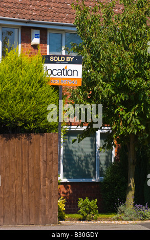 Verkauft Haus im Dorf von Edwinstowe Nottinghamshire England UK EU Schild Stockfoto