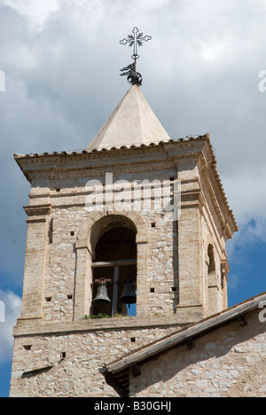 Die Abbazia di Santa Croce in Sassovivo in der Nähe von Foligno in Umbrien Italien. Benediktiner-Abtei an den Hängen des Mount Serrone es wurde von der Benediktiner-Kinder um das Jahr 1070, vermutlich von Monaco Meinhard, gegründet, die vielleicht aus Sitria Land an den Hängen des Monte Catria kam. La Costruzione Venne Basata Su Una Preesistente Rocca Fortificata Posseduta dai Monaldi, Donata al Monaco dal Proprietario di Allora, il Conte Ugolino di Uppello, in Precedenza vi Si Trovava Probabilmente un Santuario Umbro. Die Konstruktion basierte auf eine bereits vorhandene befestigte Festung von Monaldi, Dona kontrolliert Stockfoto