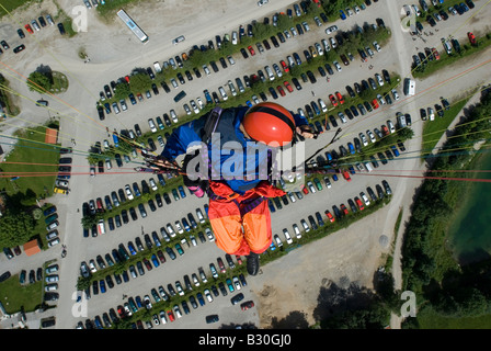 Deutschland Bayern Lenggries Paragliding Segelflieger fliegen über Parkplatz Brauneck-Seilbahn Seilbahn Modell Release Nr. 0044 Stockfoto