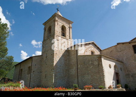 Die Abbazia di Santa Croce in Sassovivo in der Nähe von Foligno in Umbrien Italien. Benediktiner-Abtei an den Hängen des Mount Serrone es wurde von der Benediktiner-Kinder um das Jahr 1070, vermutlich von Monaco Meinhard, gegründet, die vielleicht aus Sitria Land an den Hängen des Monte Catria kam. La Costruzione Venne Basata Su Una Preesistente Rocca Fortificata Posseduta dai Monaldi, Donata al Monaco dal Proprietario di Allora, il Conte Ugolino di Uppello, in Precedenza vi Si Trovava Probabilmente un Santuario Umbro. Die Konstruktion basierte auf eine bereits vorhandene befestigte Festung von Monaldi, Dona kontrolliert Stockfoto