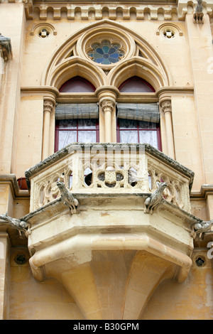 Viktorianisches gotisches Gebäude mit Hund Wasserhosen, Mdina, Malta Stockfoto