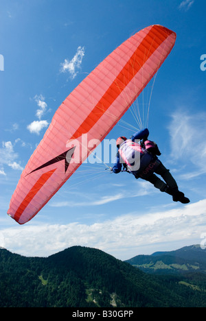 Deutschland Bayern Lenggries Paragliding Segelflieger fliegen Steilkurve über Berggipfel der Alpen Model Release Nr. 0044 Stockfoto