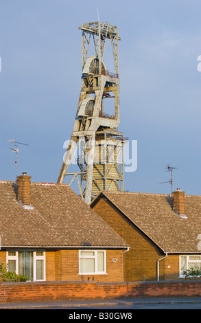 Clipstone Zeche über Dorfhäuser in den Prozess der am Clipstone Nottinghamshire England UK EU abgerissen werden angezeigt Stockfoto